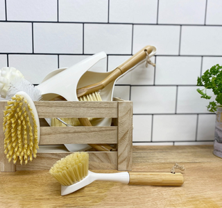 Cream Washing Up Brush with Bamboo Wooden Handle - Giant Lobelia