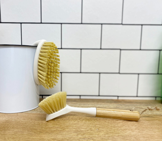 Cream Washing Up Brush with Bamboo Wooden Handle - Giant Lobelia