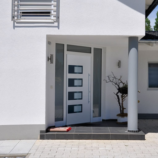 Front Door White 110x210 cm Aluminium and PVC - Giant Lobelia